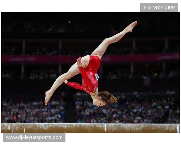 体操单杠运动员失手空翻仍成功落地