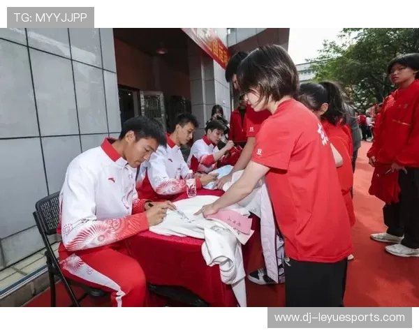 奥运冠军回母校演讲：全场沸腾