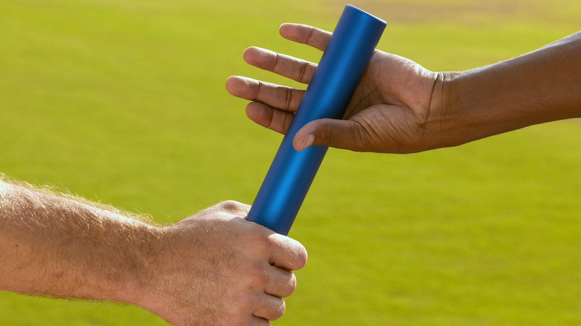 “华金·托比利亚的敏捷防守与精准传球，为美洲狮队带来重要胜利”