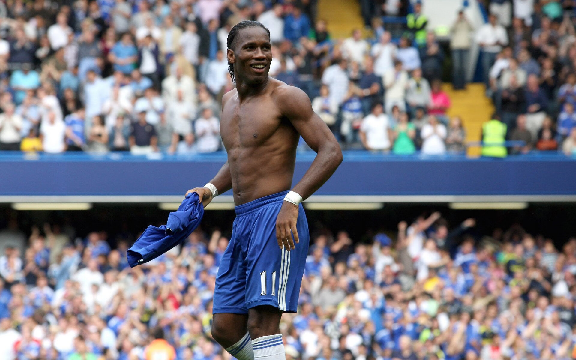 “缆绳滑水：东桃花岛赛场新风尚，水面竞速超越极限”